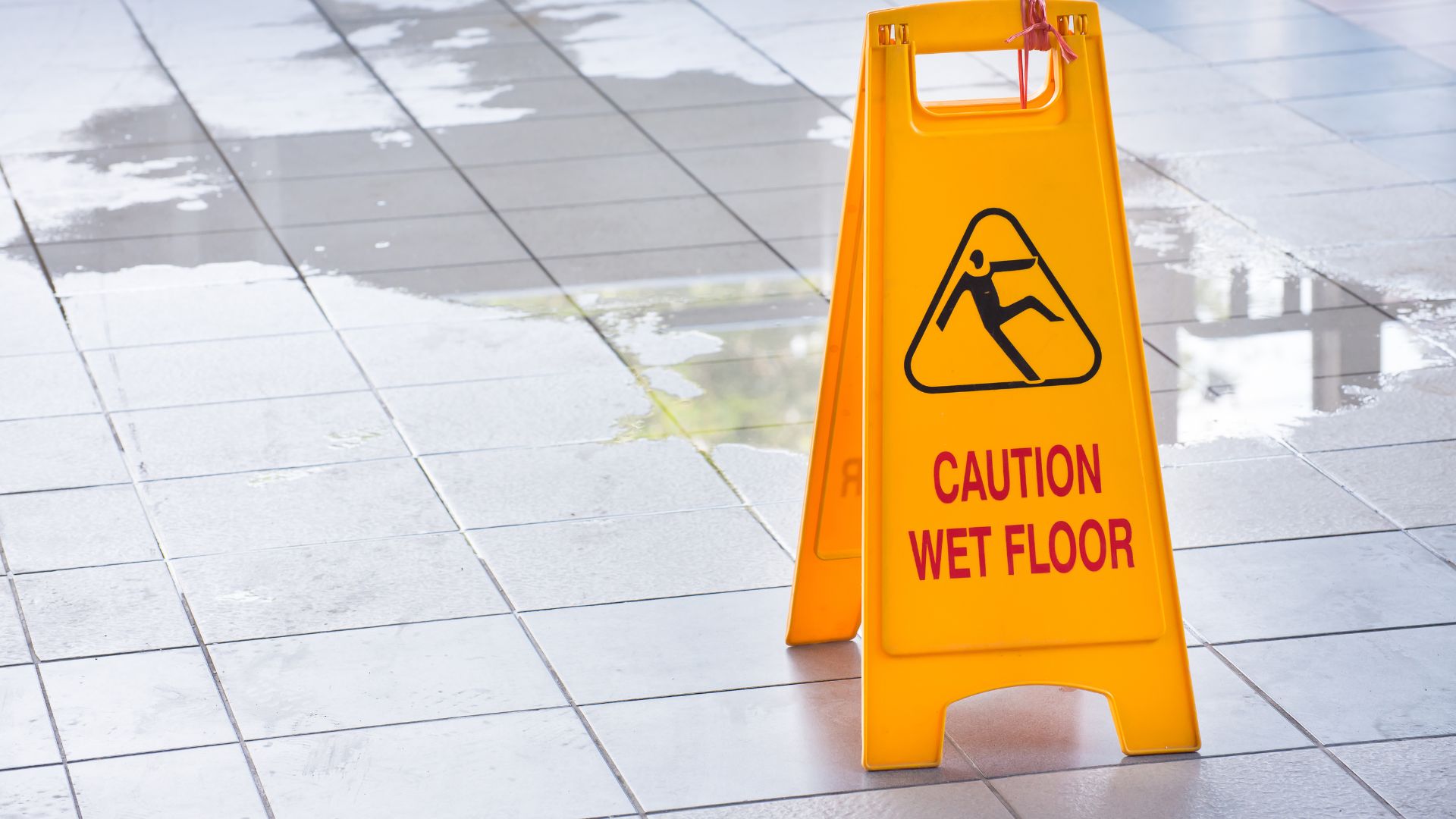 บทบาทของเครื่องขัดพื้นในการลดความเสี่ยงจากพื้นเปียก